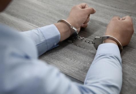 故意毁坏财物10万判几年?